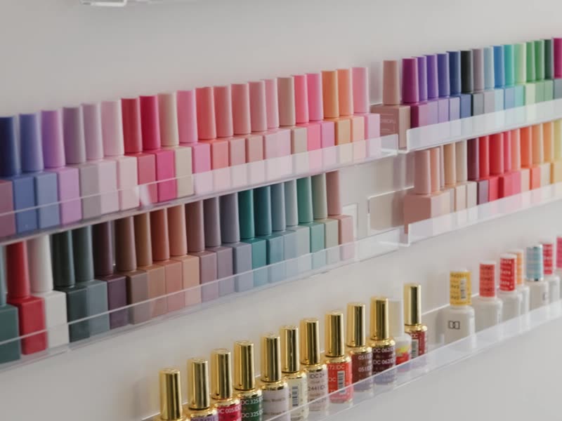 Le mur de vernis gel aux couleurs variées